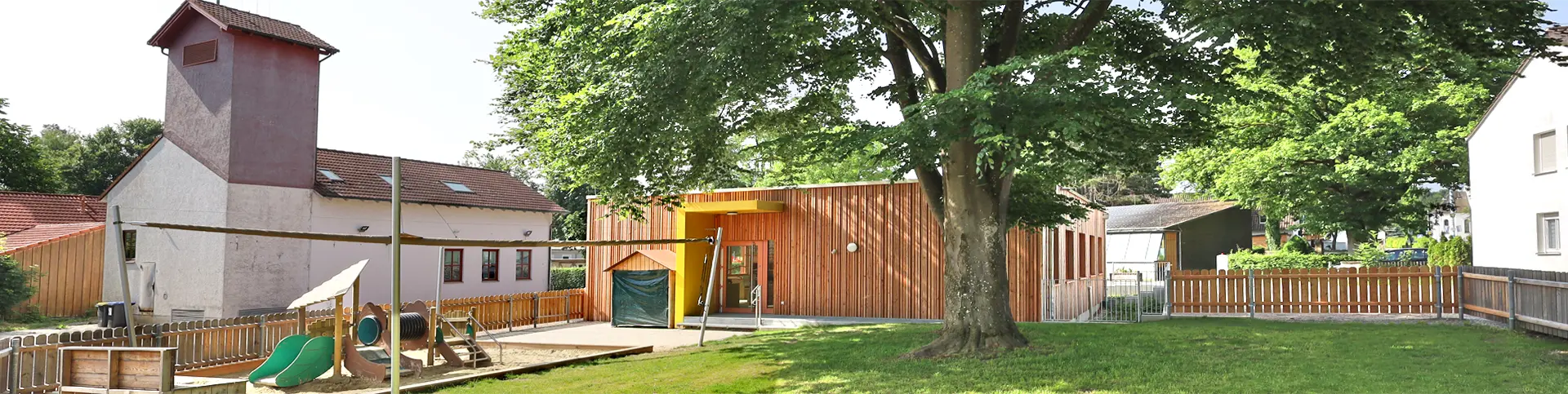 Holzmodul des Kinderhaus Riederau mit Freifläche