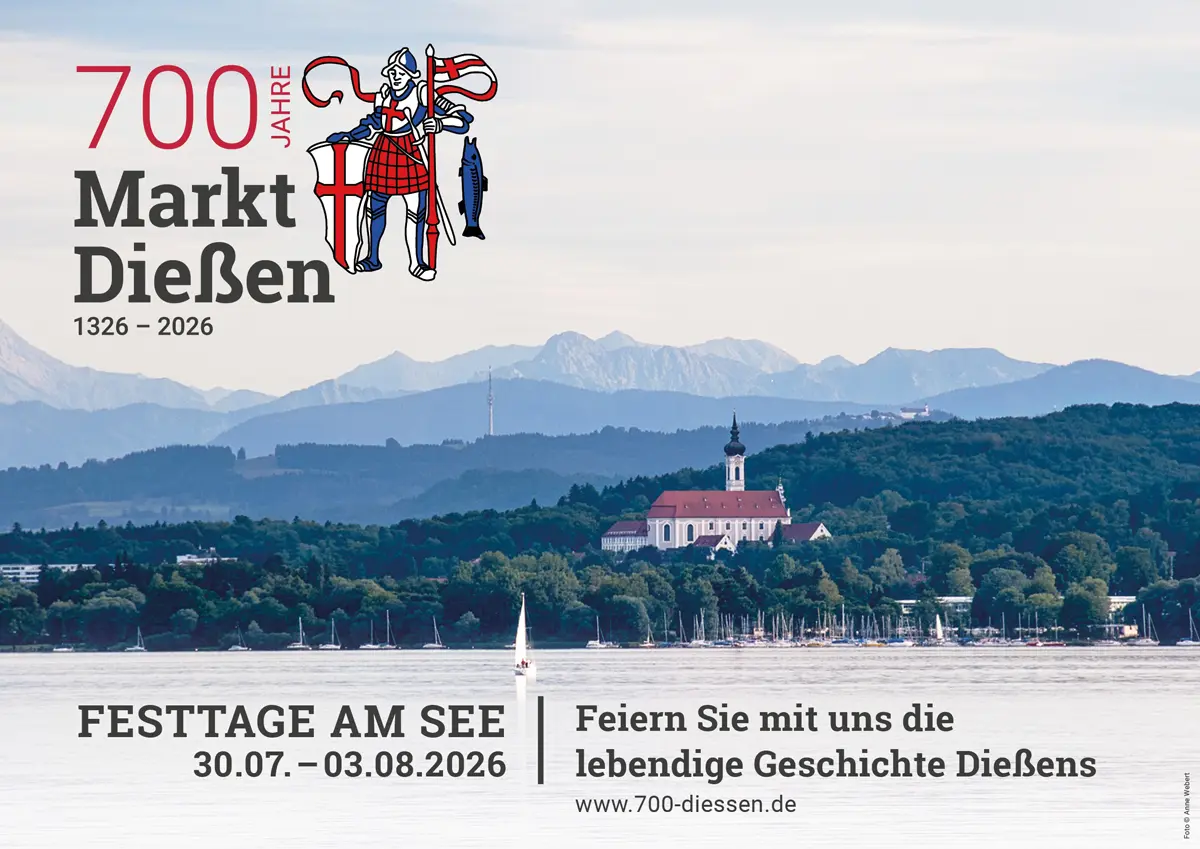Blick auf Dießen vom Ammersee aus mit Münster und Alpen im Hintergrund