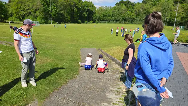 Anfeuerung beim Bobbycar-Race