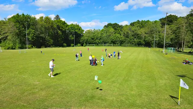 Mehrere Kinder auf dem Fußballparcour