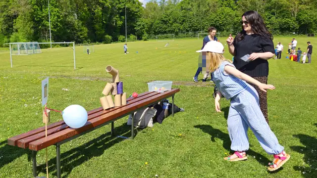 Volltreffer beim Dosenwerfen