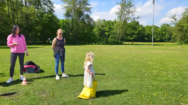 Mädchen beim Sackhüpfen