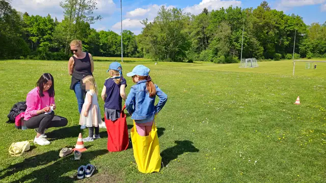 Kinder holen sich die Punkte beim Sackhüpfen