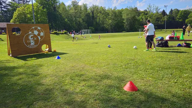 Torwandschießen auf dem Fußballfeld
