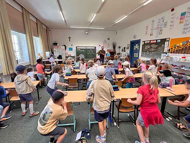 Vorschulkinder besuchen die 1. Klasse der Carl-Orff-Schule und durften „Schul-Luft“ schnuppern