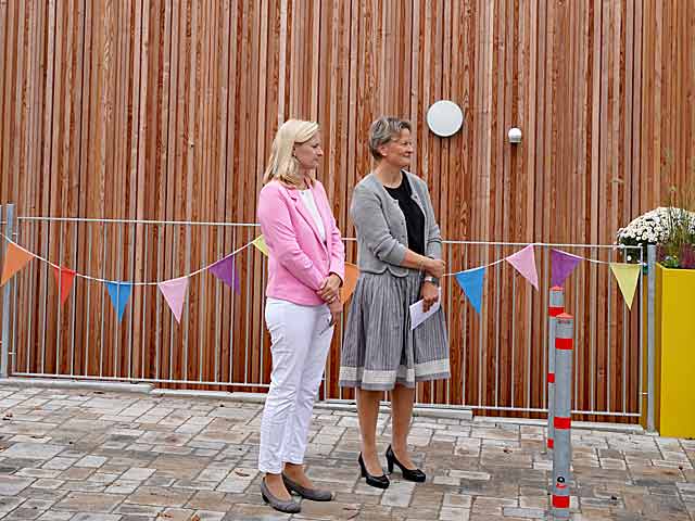 1. Bürgermeisterin Frau Perzul und Leitung Frau Praus während der Übergabe