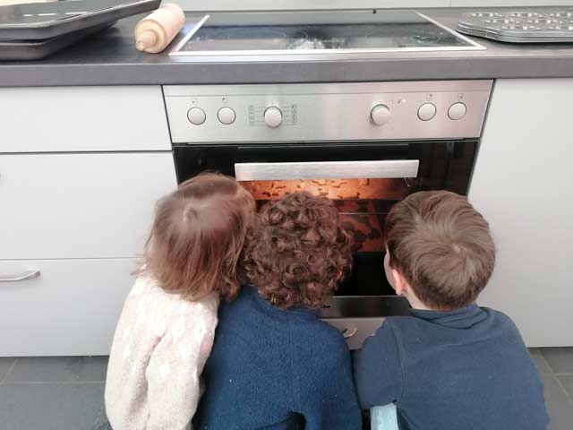 Backen mit Frau Seibold, Kinder schauen in den Backofen