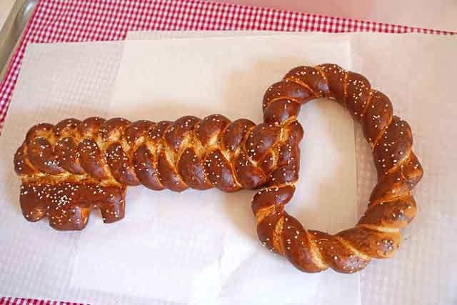 Ein symbolischer Schlüssel ausbrezenteig wird übergeben