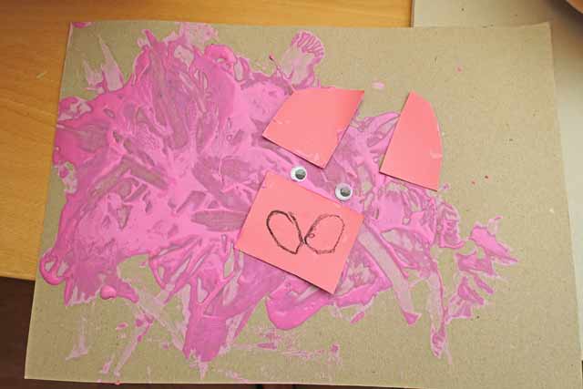 Kindermalerei mit  rosa Schweinchen 