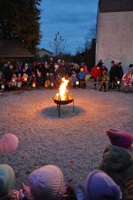 Sankt Martinsfest zwischen neuer Holzmodulanlage und dem Feuerwehrhaus Riederau