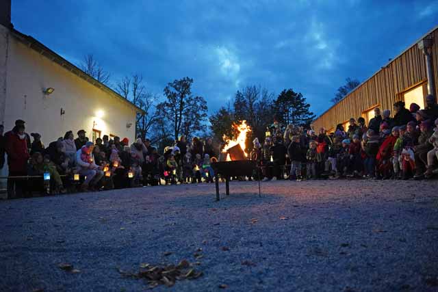Sankt Martinsfest zwischen neuer Holzmodulanlage und dem Feuerwehrhaus Riederau