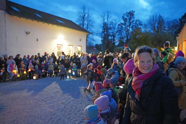 Sankt Martinsfest zwischen neuer Holzmodulanlage und dem Feuerwehrhaus Riederau