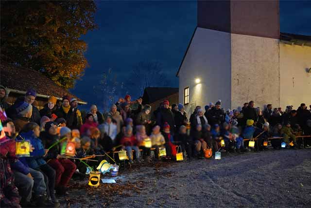 Sankt Martinsfest zwischen neuer Holzmodulanlage und dem Feuerwehrhaus Riederau