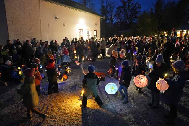 Sankt Martinsfest zwischen neuer Holzmodulanlage und dem Feuerwehrhaus Riederau