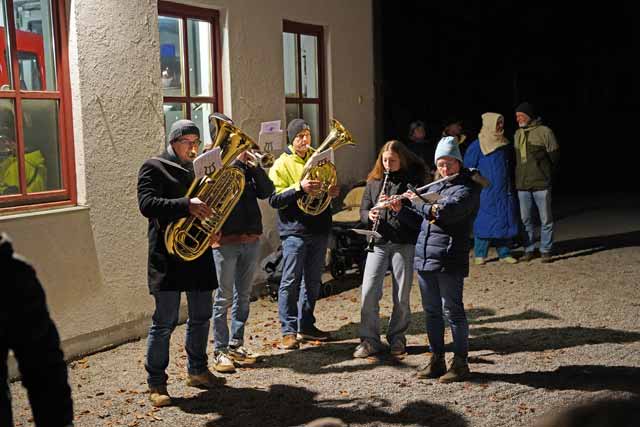 Bläsergruppe steht vor dem Feuerwehrhaus Riederau