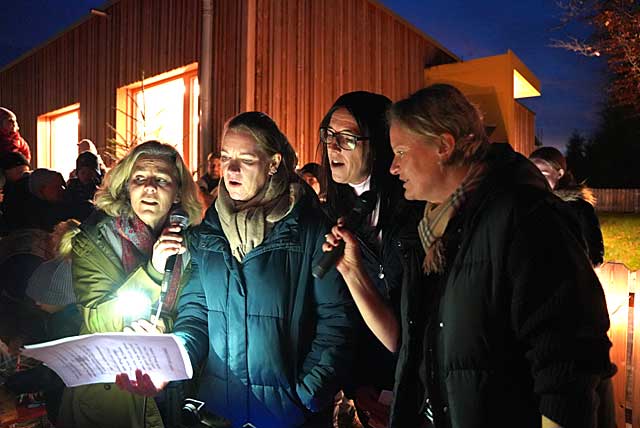 Das Team des Kinderhaus Riederau singt Martinslieder