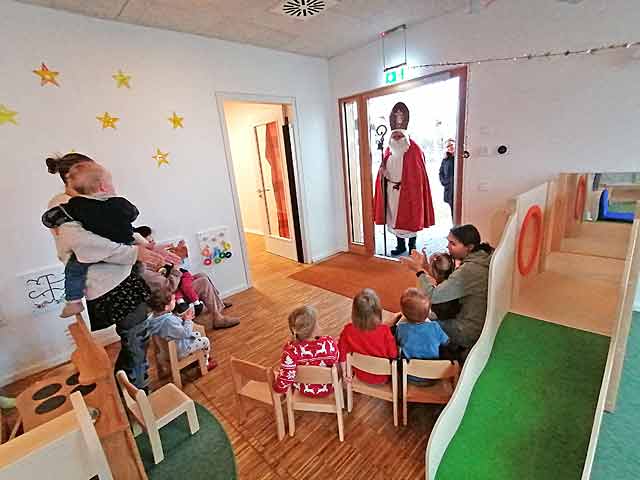 Der Nikolaus besucht die Sternchengruppe und betritt den Gruppenraum