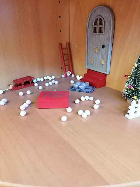 Ein kleiner Wichtel ist eingezogen, vor seiner Tür stehen seine Schuhe