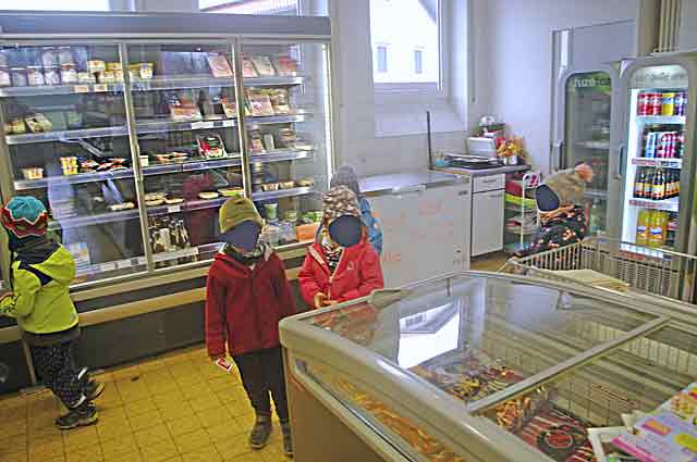 Kinder sind beim Einkaufen im Supermarkt