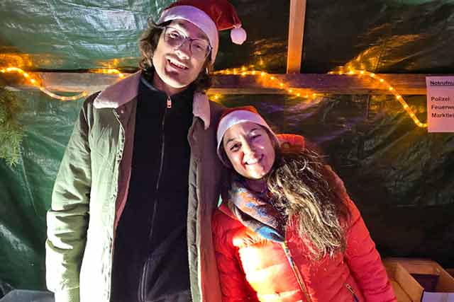 Riederauer Adventsmarkt 2024 - zwei Mitglieder des Elternbeirats beim Verkauf von Punsch und Glühwein