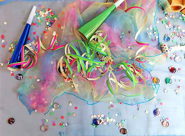 Bunte Faschingsdeko mit Papierschlangen, Konfetti und Tröten