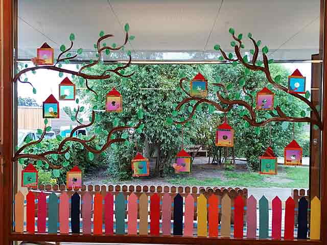 Frühlingsfenster - Fensterbild mit Zweigen und Vogelhäuschen