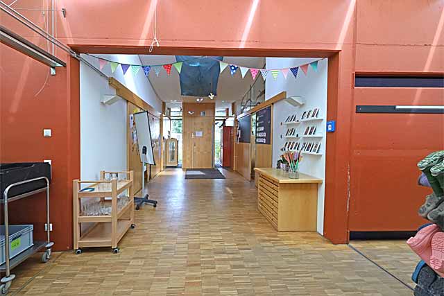 Blick in den Eingangsbereich des Kinderhauses vom Flur aus