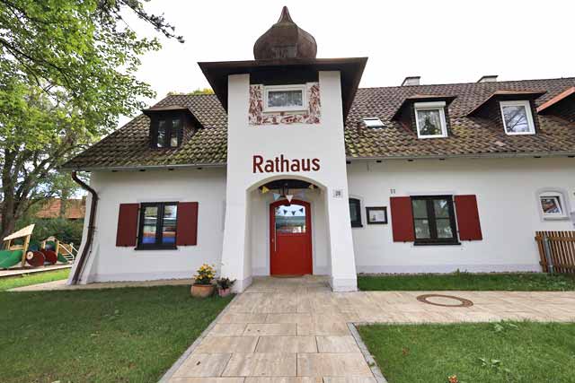 Neu gestalteter Eingangsbereich zur Regenbogengruppe im alten Rathaus mit Blick auf neue Spielgeräte im Garten