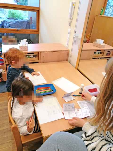 Kinder basteln ihren eigenen Kindergarten-Reisepass für die Weltreise