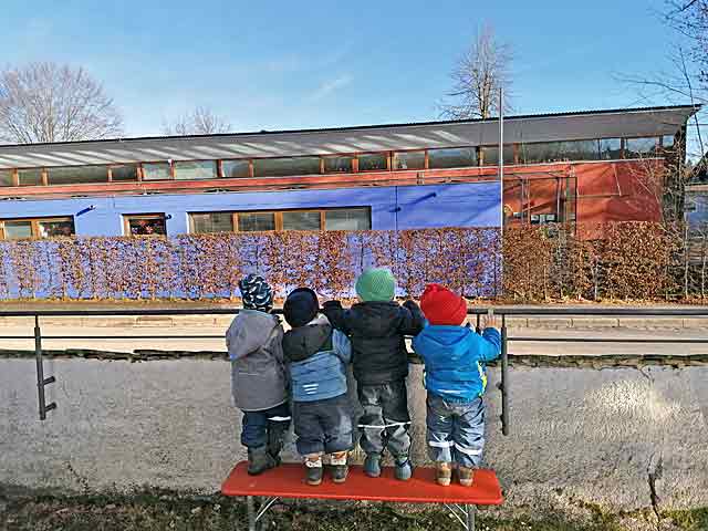 Ein Blick über den Zaun zum Kinderhaus