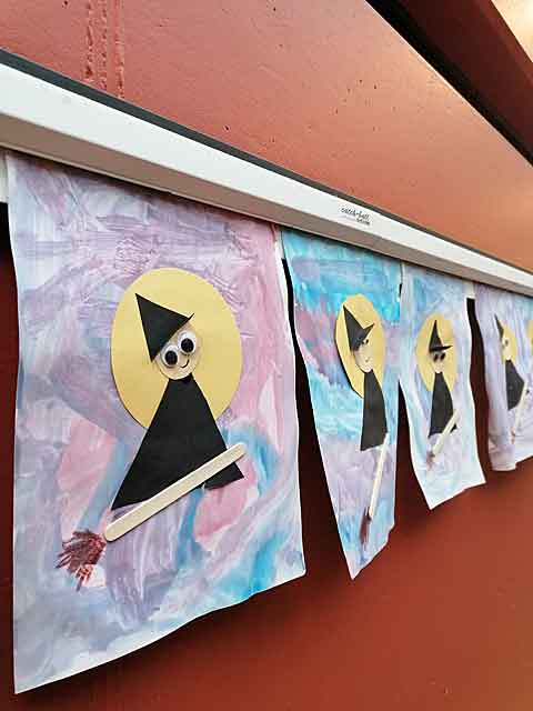 Bunte Bilder mit der Hexe Befana auf ihrem Besen aus der italienischen Tradition