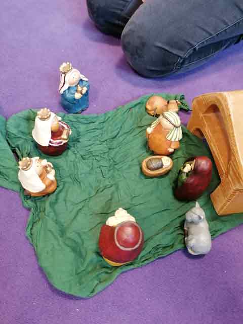 Die Weihnachtsgeschichte mit kleinen Figuren und Holzkrippe