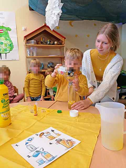 Alle sind gelb gekleidet und experimentieren