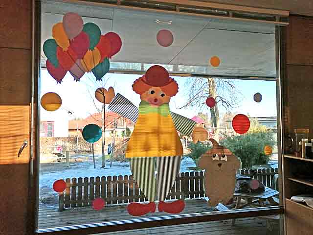 Gruppenfenster mit Clown, Hund und bnten Luftballons geschmückt