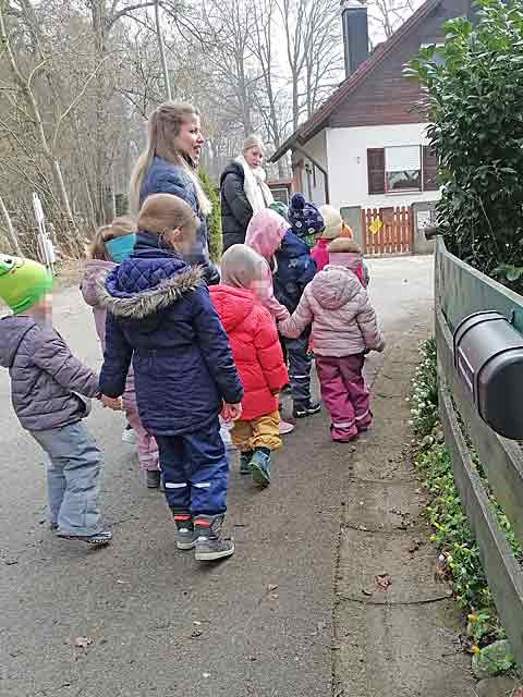 Beim Spaziergang in Riederau suchen wir nach Frühblühern in den Gärten