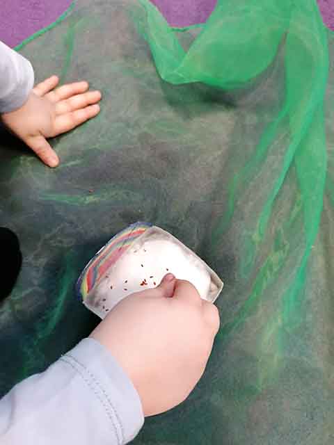 Pflanzensamen werden ausgestreut