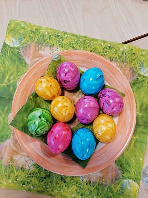 Bunte Ostereier liegen in einem Teller