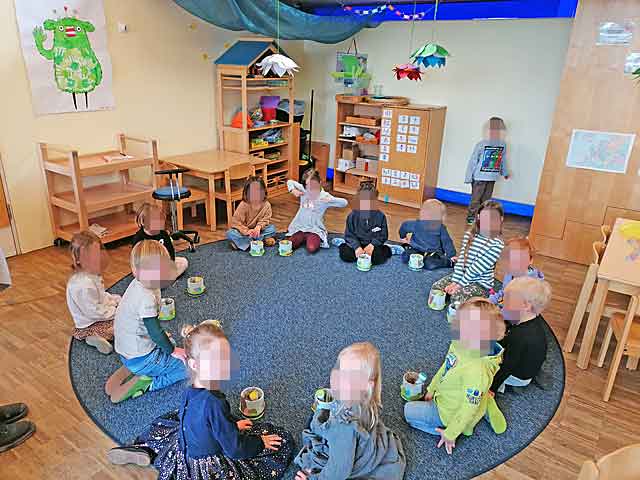 Osternester und andere Vorbereitungen im Gruppenraum