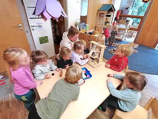 Kinder sitzen an einem Tisch zum Basteln
