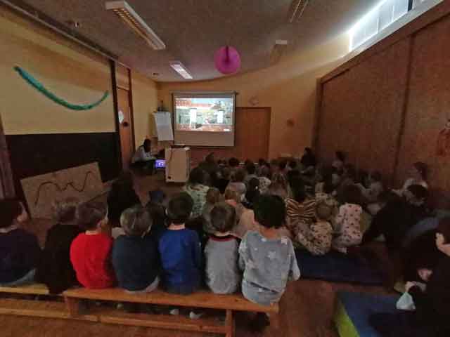 Kinder folgen beim Kinderkino dem Film Pumuckl