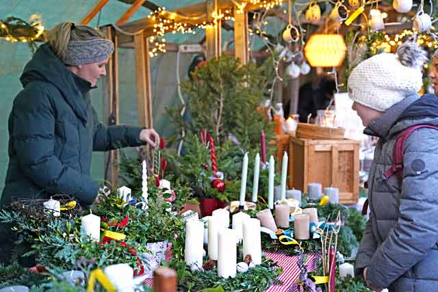 Riederauer Adventsmarkt 2024 - Eine Verkaufsbude mit Kränzen und Kerzen