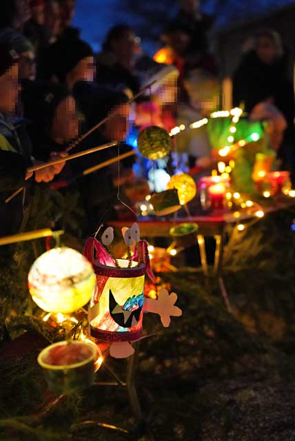 Kinder mit ihren selbst gebastelten Laternen