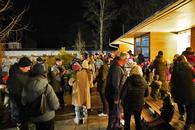 Kleines Fest mit Leberkäs und Punsch im Garten des Kinderhauses