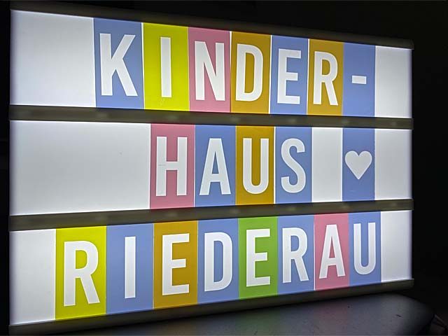 Lichttafel mit bunten Buchstaben Kinderhaus Riederau
