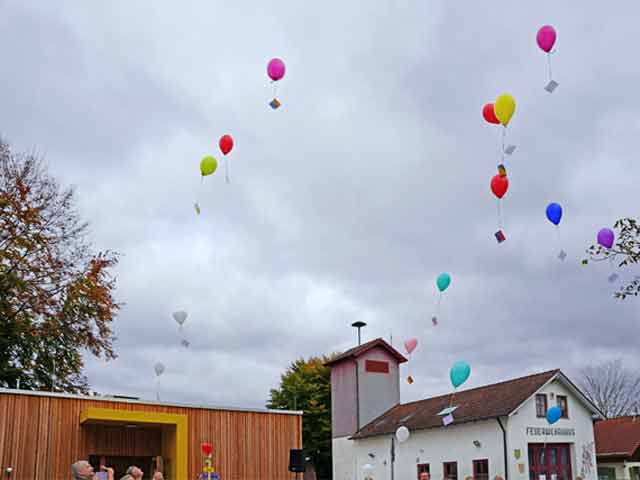 Luftballons mit befestigten Postkarten fliegen in den Himmel
