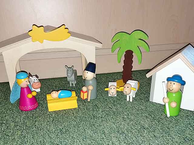 Kleine Holzkrippe mit Maria und Josef aus dem Geschichtensäckchen