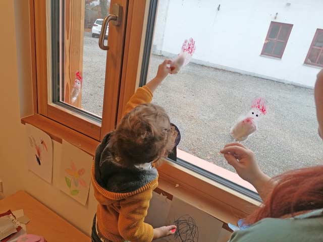 Nikolaus am Fenster aus Handabdruck und Watte