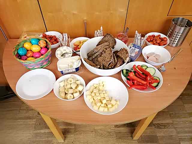 Ein gesunder Osterbrunch im Gruppenraum