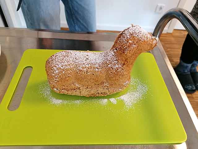 Osterlamm backen