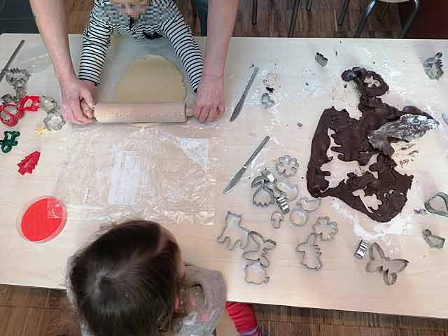 Plätzchen backen, Teig ausrollen und mit Förmchen ausstechen